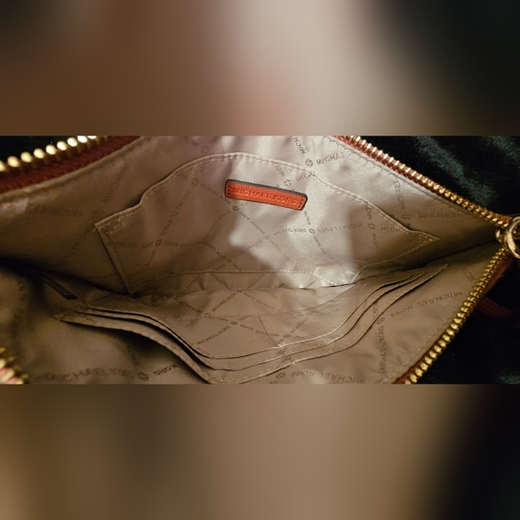 Michael Kors' large wristlet "rust like color" - Picture 2 of 8